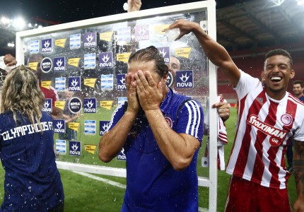 Δεν γλίτωσε το... μπουγέλο ο Μαρτίνς (photos)