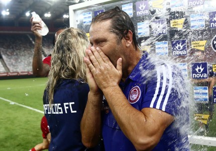 Δεν γλίτωσε το... μπουγέλο ο Μαρτίνς (photos)