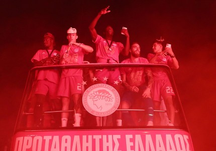 Μία φιέστα, όπως αρμόζει σε έναν Θρύλο! (video+photos)