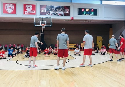 Ανανέωσε και βρέθηκε δίπλα στα παιδιά! (video+photos)