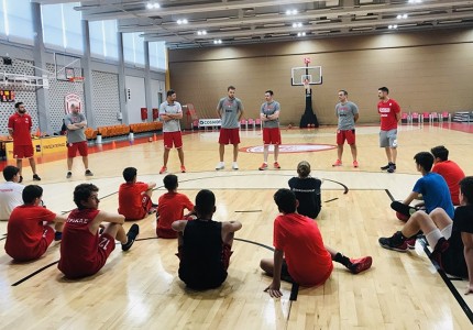 Ανανέωσε και βρέθηκε δίπλα στα παιδιά! (video+photos)