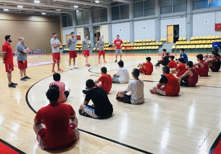 Ανανέωσε και βρέθηκε δίπλα στα παιδιά! (video+photos)