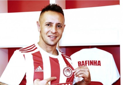 Του ταιριάζουν τα ερυθρόλευκα του παικταρά! (photos)