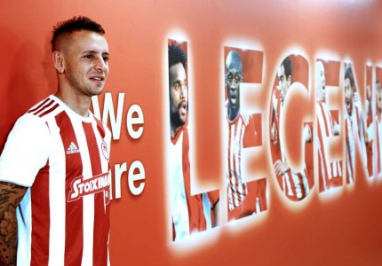 Του ταιριάζουν τα ερυθρόλευκα του παικταρά! (photos)