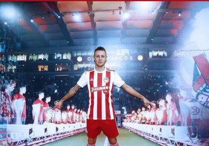 Του ταιριάζουν τα ερυθρόλευκα του παικταρά! (photos)