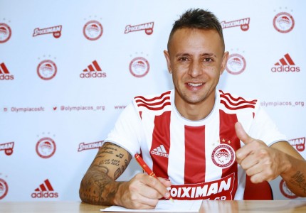 Του ταιριάζουν τα ερυθρόλευκα του παικταρά! (photos)