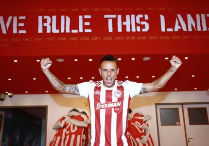 Του ταιριάζουν τα ερυθρόλευκα του παικταρά! (photos)