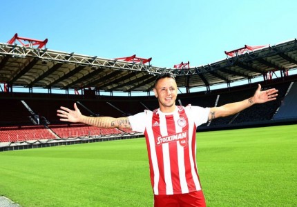 Του ταιριάζουν τα ερυθρόλευκα του παικταρά! (photos)