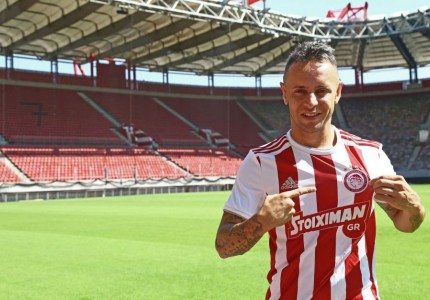 Του ταιριάζουν τα ερυθρόλευκα του παικταρά! (photos)