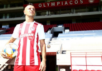 Του ταιριάζουν τα ερυθρόλευκα του παικταρά! (photos)