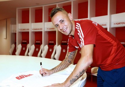 Του ταιριάζουν τα ερυθρόλευκα του παικταρά! (photos)