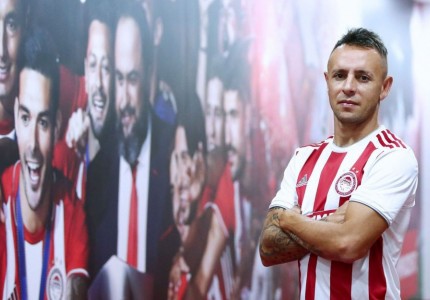 Του ταιριάζουν τα ερυθρόλευκα του παικταρά! (photos)