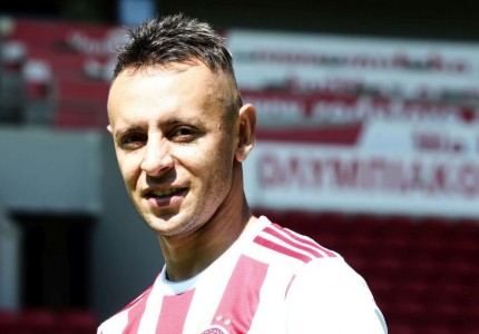 Του ταιριάζουν τα ερυθρόλευκα του παικταρά! (photos)