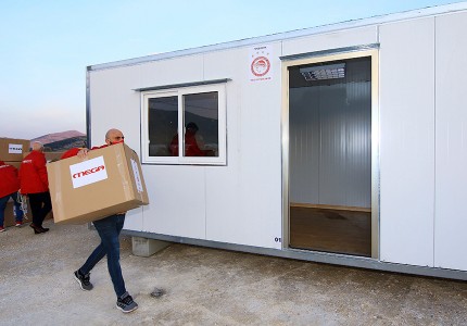 Στο Δαμάσι οι πρώτοι οικίσκοι της δωρεάς του Ολυμπιακού και του Βαγγέλη Μαρινάκη! (photos, video)