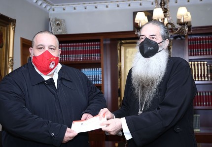 Κοντά στην Ιερά Μητρόπολη Πειραιά ο Θρύλος! (photos)