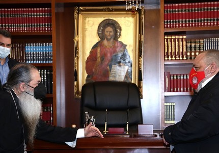 Κοντά στην Ιερά Μητρόπολη Πειραιά ο Θρύλος! (photos)