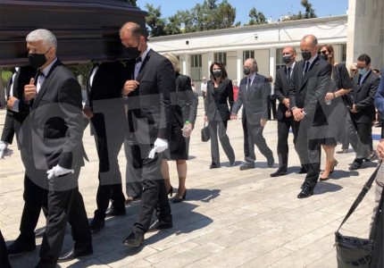 Η οικογένεια Αγγελόπουλου αποχαιρέτησε τον εκλιπόντα Κωνσταντίνο (photos)