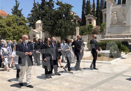 Η οικογένεια Αγγελόπουλου αποχαιρέτησε τον εκλιπόντα Κωνσταντίνο (photos)