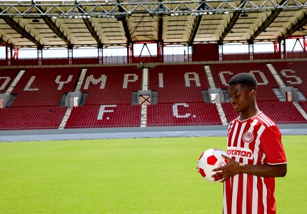 Με τα ερυθρόλευκα ο Αγκιμπού Καμαρά (photos, video)