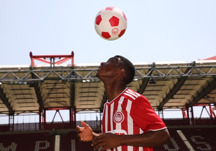 Με τα ερυθρόλευκα ο Αγκιμπού Καμαρά (photos, video)