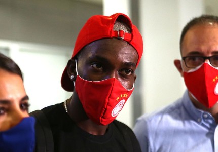 Οι πρώτες στιγμές από την άφιξη Ονιεκούρου! (photos)