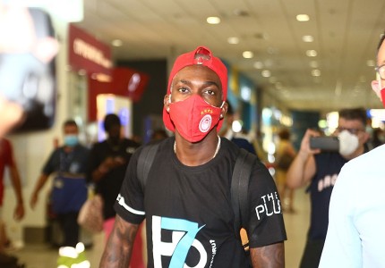 Οι πρώτες στιγμές από την άφιξη Ονιεκούρου! (photos)