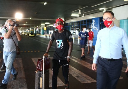 Οι πρώτες στιγμές από την άφιξη Ονιεκούρου! (photos)