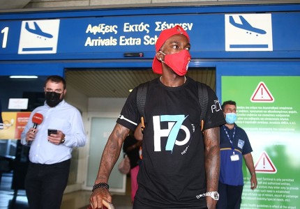 Οι πρώτες στιγμές από την άφιξη Ονιεκούρου! (photos)