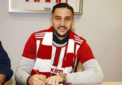 Υπέγραψε ο Κώστας Μανωλάς! (Photos)