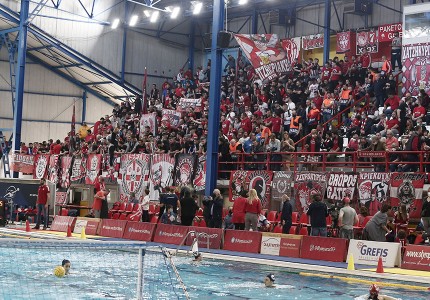 Όπου παίζεις εσύ θα είμαι κι εγώ μαζί να σου τραγουδώ...