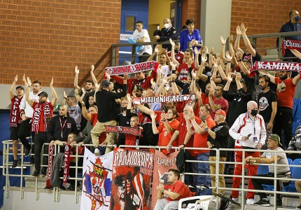 Όπου παίζεις εσύ θα είμαι κι εγώ μαζί να σου τραγουδώ...