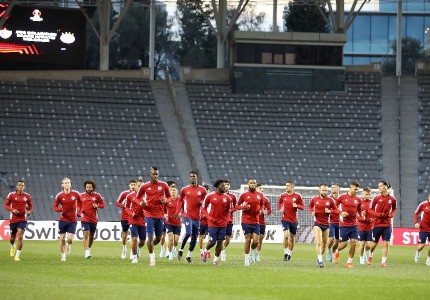 «Κλικ» από την προπόνηση του Ολυμπιακού στο Μπακού