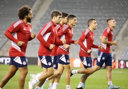 «Κλικ» από την προπόνηση του Ολυμπιακού στο Μπακού