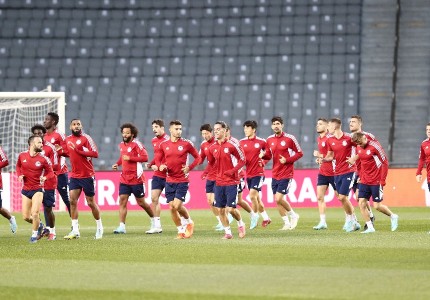 «Κλικ» από την προπόνηση του Ολυμπιακού στο Μπακού