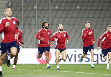 «Κλικ» από την προπόνηση του Ολυμπιακού στο Μπακού