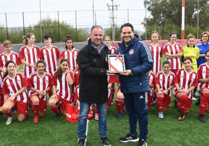 Ο Θρύλος δίπλα και στο γυναικείο ποδόσφαιρο (photos, video)