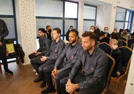 Ολυμπιακός και Stoiximan στηρίζουν και φέτος τα παιδιά της Φλόγας! (photos)