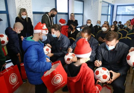 Ολυμπιακός και Stoiximan στηρίζουν και φέτος τα παιδιά της Φλόγας! (photos)
