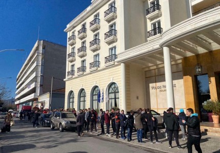 Θρύλε, το μεγαλείο σου! Ουρές για ένα εισιτήριο στον Βόλο! (photos)