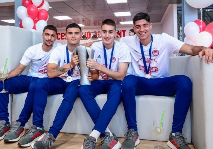 Το γλέντι των «λιονταριών» του Θρύλου για την κούπα! (photos)