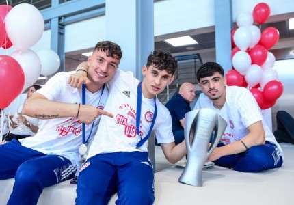 Το γλέντι των «λιονταριών» του Θρύλου για την κούπα! (photos)