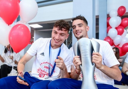 Το γλέντι των «λιονταριών» του Θρύλου για την κούπα! (photos)