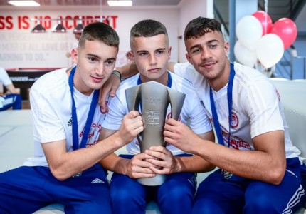 Το γλέντι των «λιονταριών» του Θρύλου για την κούπα! (photos)