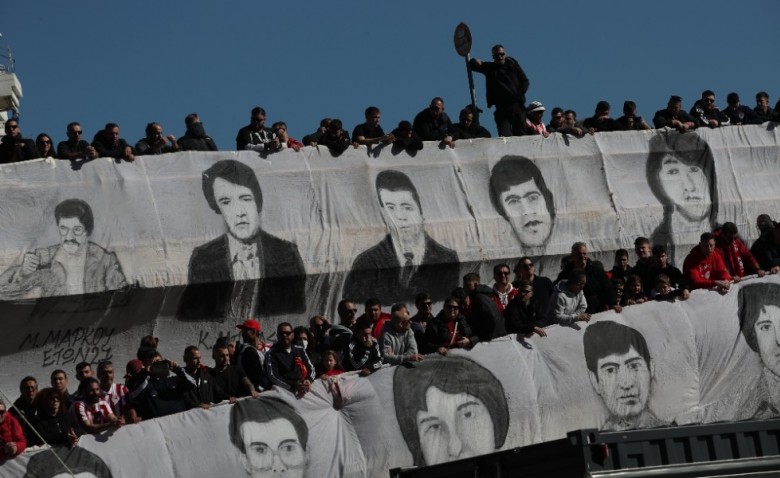 Αδέρφια ζείτε, εσείς μας οδηγείτε 