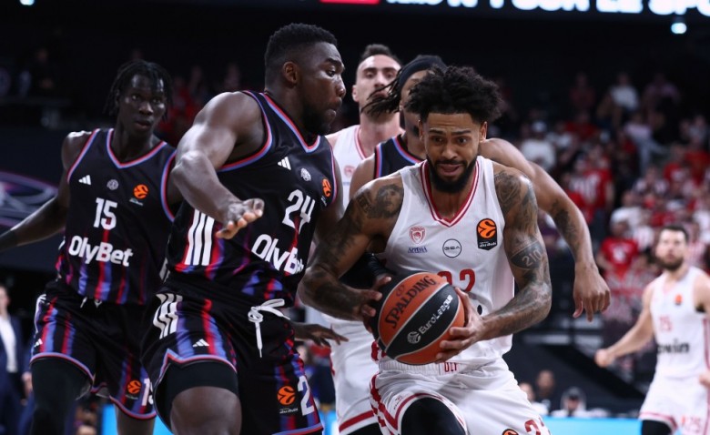 Παρέλαση τετράδας στην Πόλη του Φωτός για τον ασταμάτητο Ολυμπιακό!