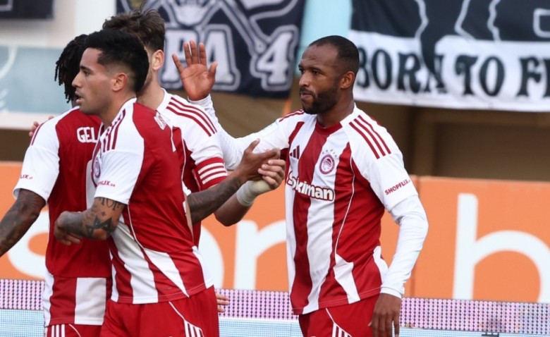 «Ερυθρόλευκη» παρέλαση στο Ηράκλειο!