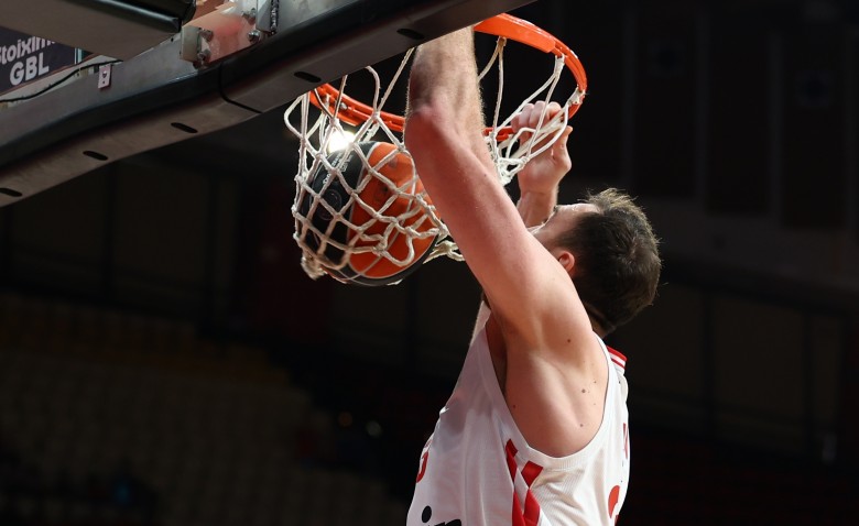 Τρομερός Μιλουτίνοφ, ξανά MVP