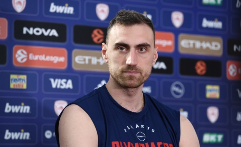 Mιλουτίνοφ: «Να ξεχάσουμε το πρώτο ματς, τιμή να φωνάζει ο κόσμος το όνομα μου»