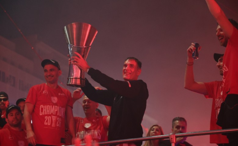 Τρέλα! Η διαδρομή από το ξενοδοχείο έως το Δημοτικό Θέατρο (vid)