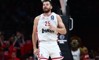 Οπαδοί του Ολυμπιακού στο σπίτι του Πίτερς, ποιος ο λόγος